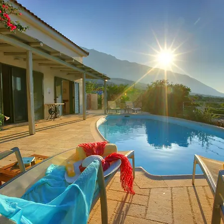 Petalida Ideales Vila *